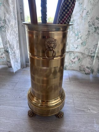 Paragüero dorado con león