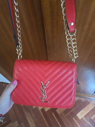 Bolso rojo con cadena dorada