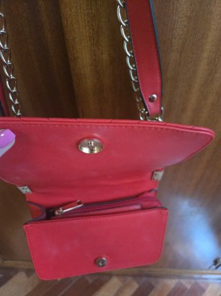 Bolso rojo con cadena dorada