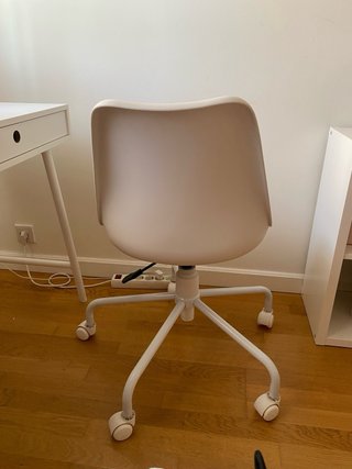 Silla de oficina blanca con ruedas