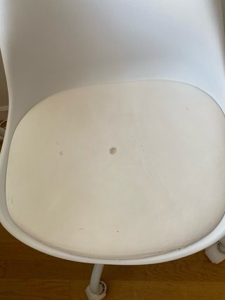 Silla de oficina blanca con ruedas