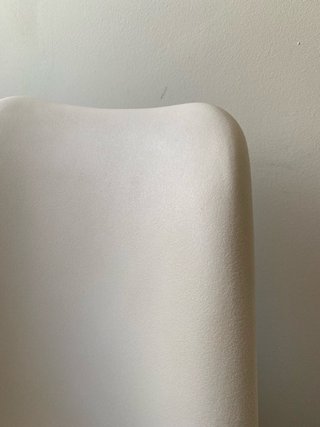Silla de oficina blanca con ruedas