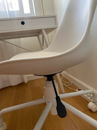 Silla de oficina blanca con ruedas
