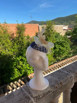 Tocado azul marino con velo rejilla marfil