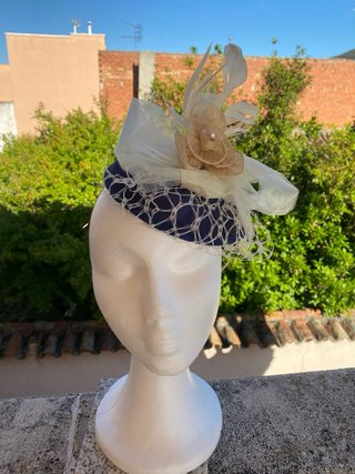 Tocado azul marino con velo rejilla marfil