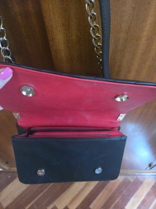 Bolso negro con cadena dorada