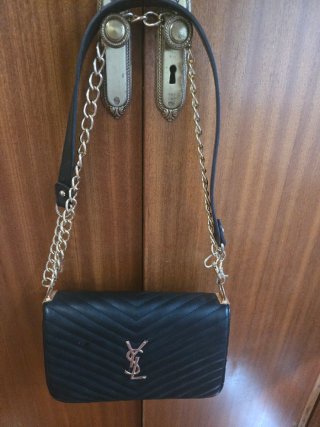 Bolso negro con cadena dorada