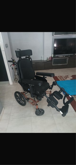 Silla de ruedas adaptable negra y marrón