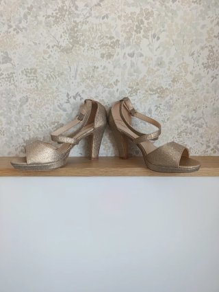 Zapatos de tacón dorados INKAI