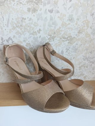 Zapatos de tacón dorados INKAI
