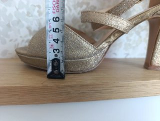 Zapatos de tacón dorados INKAI