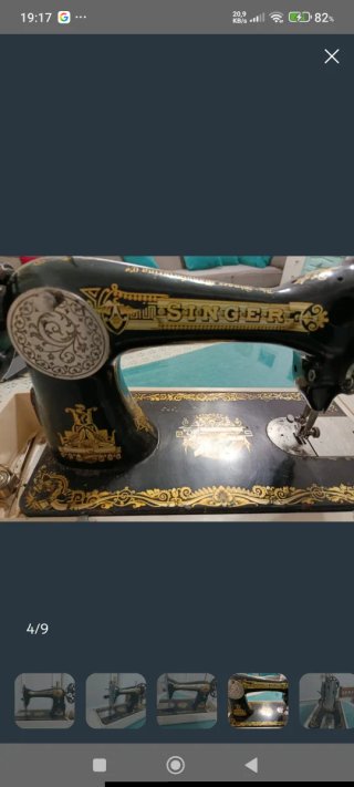 Máquina de coser Singer negra y dorada