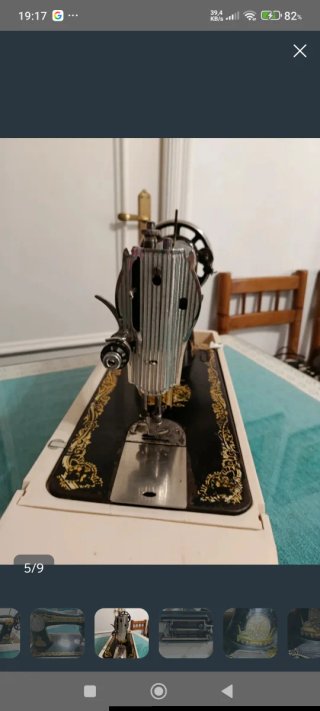 Máquina de coser Singer negra y dorada