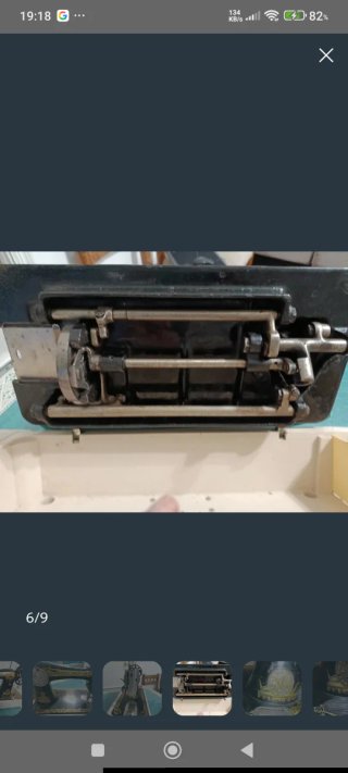 Máquina de coser Singer negra y dorada