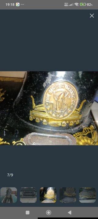 Máquina de coser Singer negra y dorada