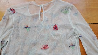Blusa de tul bordada beige multicolor
