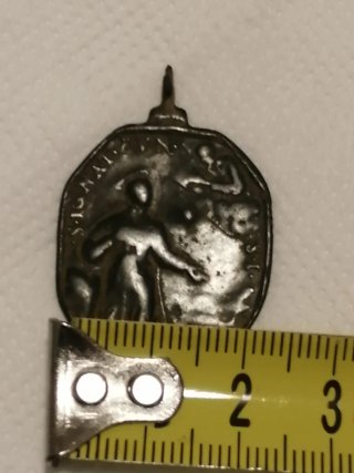 Medalla antigua con anilla para reparar