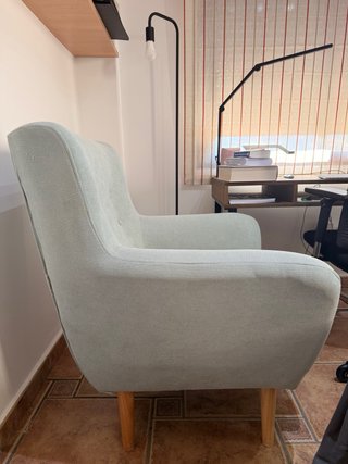 Sillón individual orejero tela y madera.
