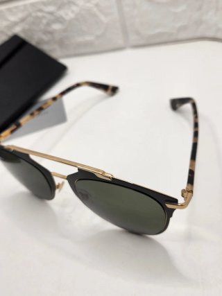 Gafas de sol Christian Dior negras y doradas