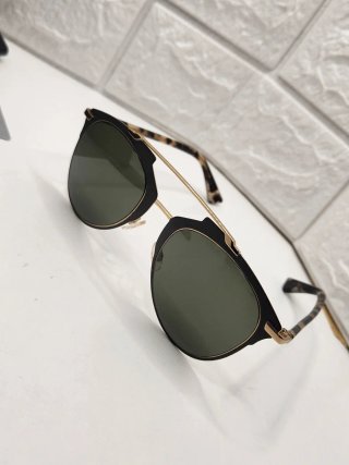 Gafas de sol Christian Dior negras y doradas