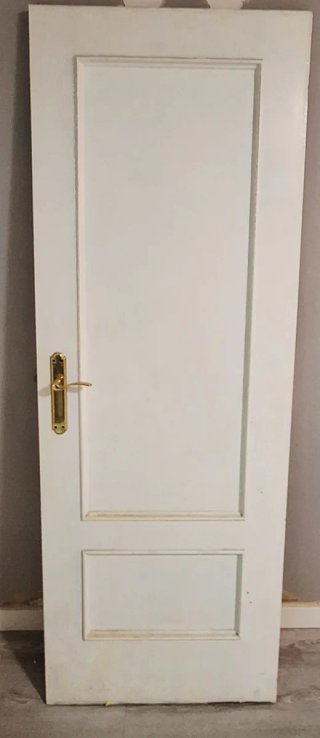 Puerta blanca con manilla dorada