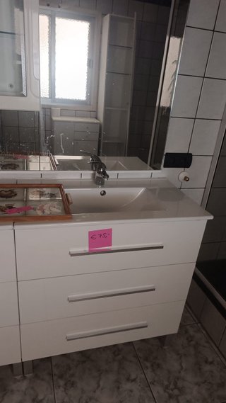 Dos Muebles de baño blanco y plateado