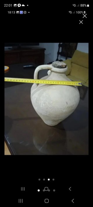 Antiguo cántaro de barro con pitorro