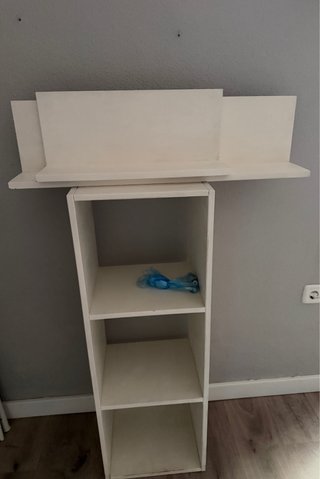 Estantería blanca de madera y dos lejas