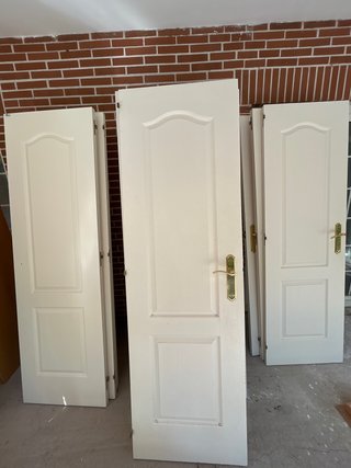 Puertas blancas interiores con manilla dorada