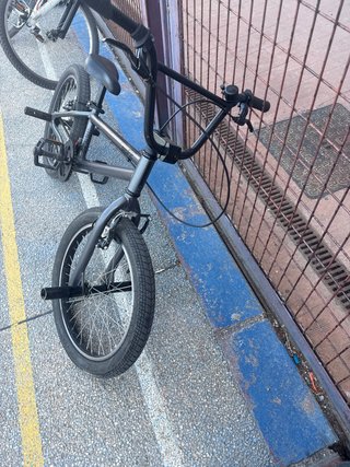 Bmx Negra con Tubos y Frenos