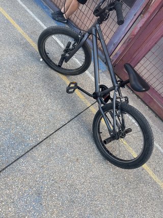 Bmx Negra con Tubos y Frenos
