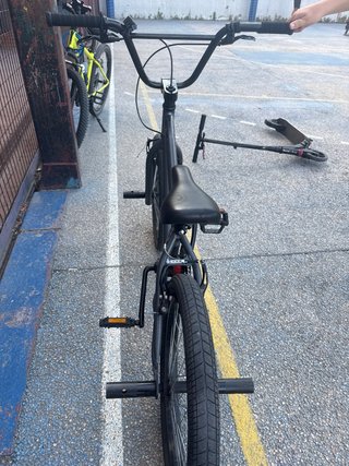 Bmx Negra con Tubos y Frenos