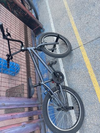 Bmx Negra con Tubos y Frenos
