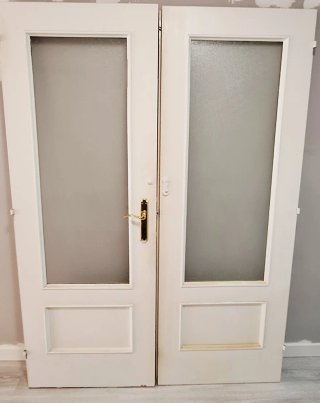 Puerta doble con cristalera