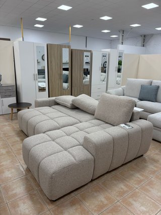 Sofá beige gama alta + cama y arcón