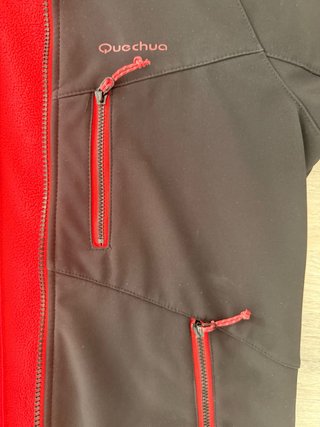 Chaqueta Quechua Negra y roja, Impermeable.