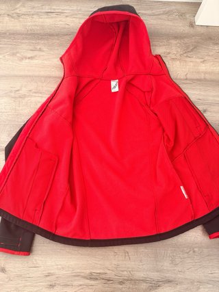 Chaqueta Quechua Negra y roja, Impermeable.