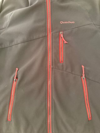 Chaqueta Quechua Negra y roja, Impermeable.