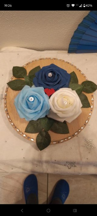 Soprammobile con rose blu e bianche