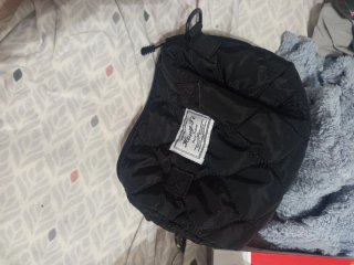 Bolso negro acolchado con cuerda