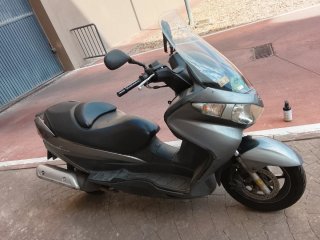 Suzuki Burgman 125 gris