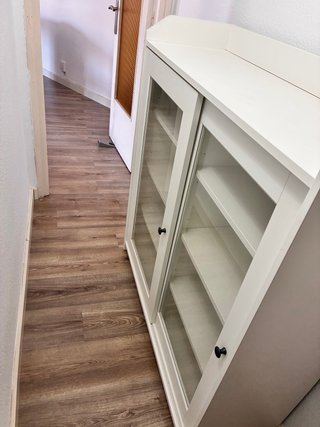 Vitrina Ikea Hauga Blanca con Puertas de Cristal