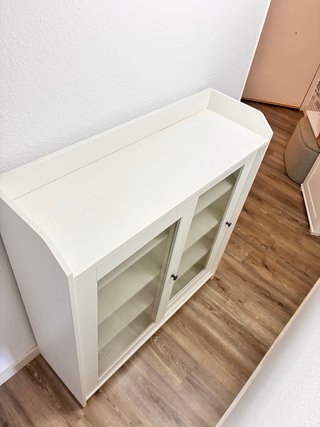 Vitrina Ikea Hauga Blanca con Puertas de Cristal