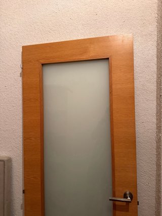 Puerta madera con cristal templado