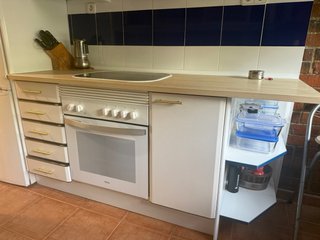 Muebles de cocina blancos y azules