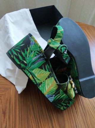 Sandalias UTERQUE pedrería y bordado