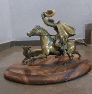 Figura de bronce ecuestre de caza