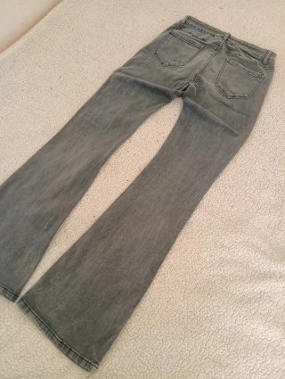 Pantalon vaquero gris acampanado estilo vintage.