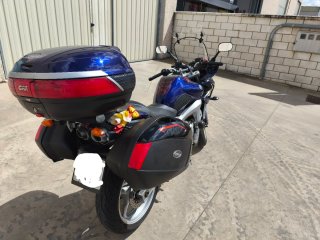 Yamaha Fazer 600 S con las 3 maletas