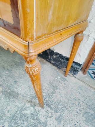 Cómoda antigua de madera y marquetería